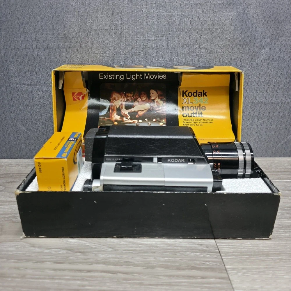 VINTAGE Kodak XL342 Movie Camera CAT 110 1856 UNTESTED Beautiful Collection Add